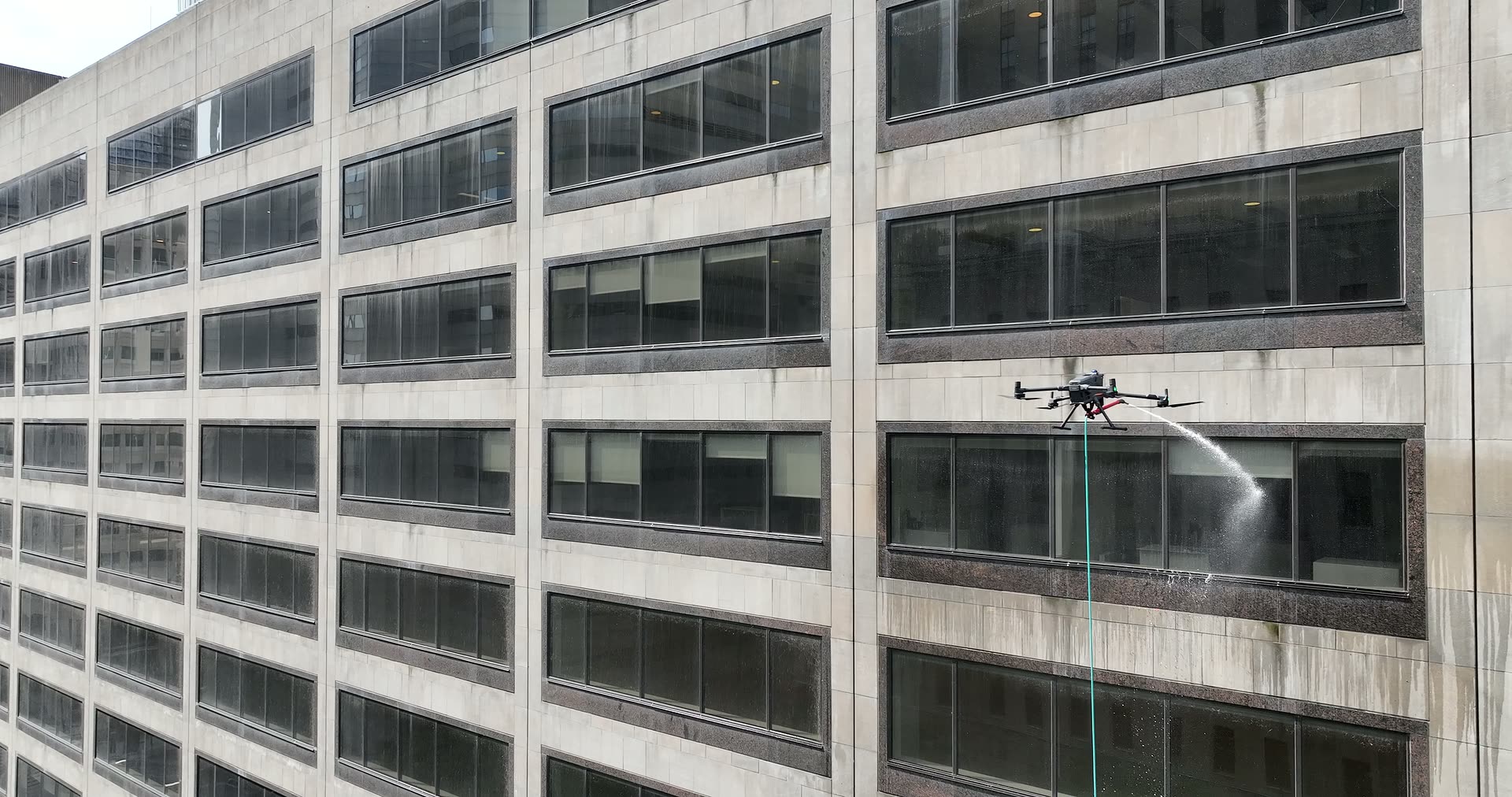 Le drone Service Rob Pression en pulvérisation sur une tour de bureaux